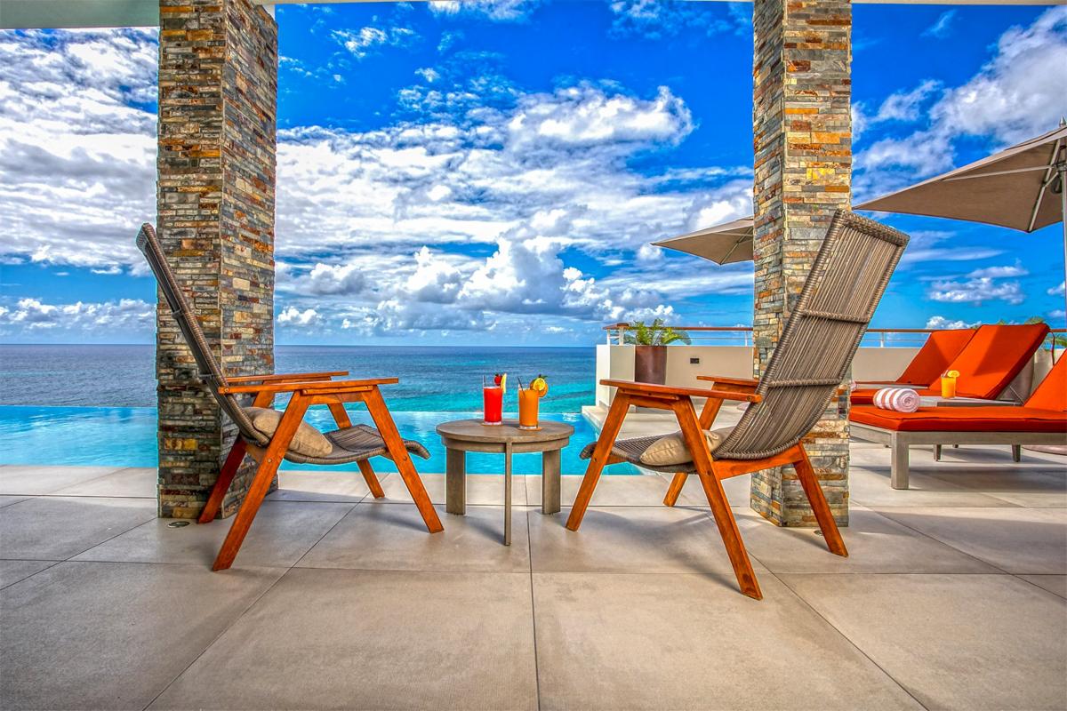 7 bedrooms luxury villa rental St Martin - Aperitif in front of the pool